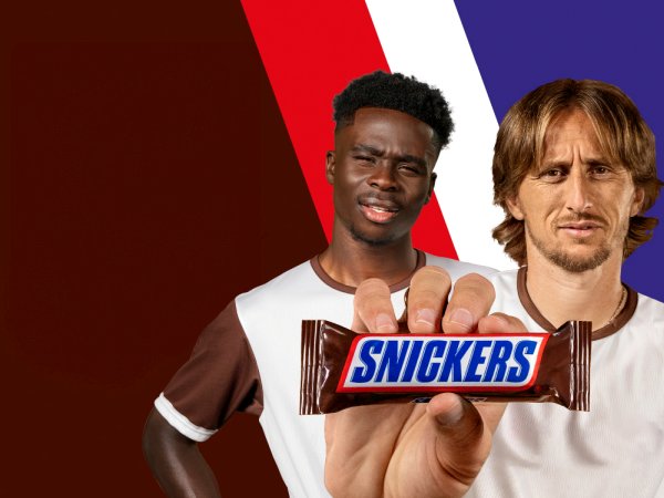 Die Riegel-Marke Snickers kooperiert mit den beiden Fußballstars Bukayo Saka (l.) und Luka Modrić in einer humorvollen „Eigentor“-Kampagne rund um das Thema Missgeschicke. Foto: Mars-Wrigley