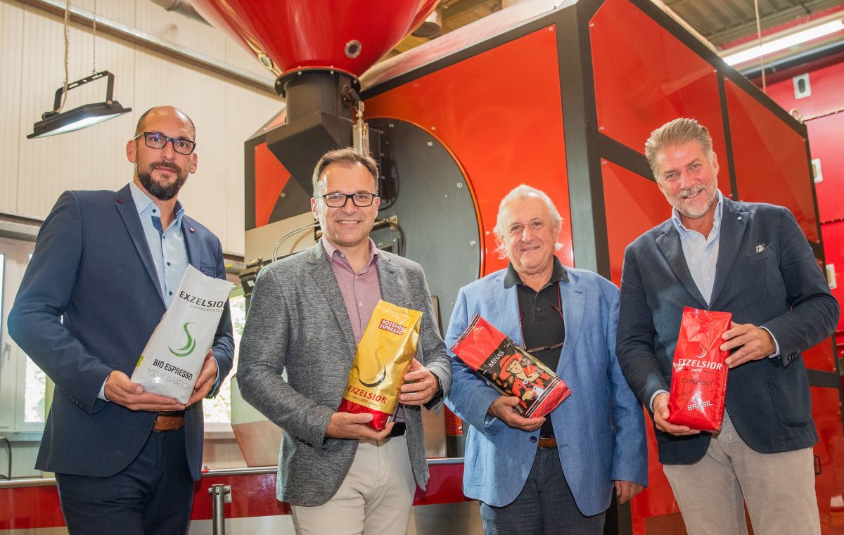 Freuen sich über die gelungene Übernahme: Die Naber-Geschäftsführer Gerald Matzner (l.) und Marco Salvatori (r.) sowie Fritz Kaltenegger (2.v.l.), Sprecher der Geschäftsführung von Café+Co International und Ilija Barisic, vormaliger Eigentümer von Exzelsior. Foto: Naber