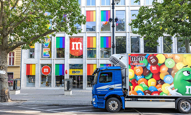 Unter anderem in Berlin setzt Mars bei der Warenauslieferung vollelektrische LKW im auffälligen, exklusiven Design ein. Das Fahrzeug pendelt zweimal pro Woche die Route von Großbeeren zum Berliner Kurfürstendamm, um den 3.000 Quadratmeter großen M&M’s-Store zu versorgen. Foto: Mars Incorporated