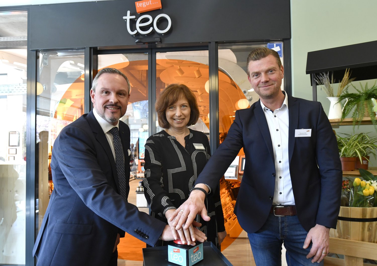 Drückten gemeinsam den symbolischen Buzzer zur Neueröffnung des „Teo“-Smart-Stores im Augustinum-Nord (v.l.): Christoph Specht, Geschäftsführer der Augustinum Service Gesellschaft, Birgit Voß, Direktorin der Augustinum Seniorenresidenz München-Nord, und Thomas Stäb, Geschäftsleiter Vertrieb Tegut Teo und Lädchen. Foto: Tegut