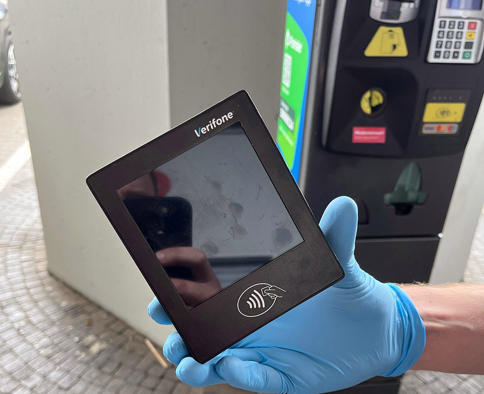 Dieses offenbar manipulierte Bezahlterminal stellte die Kölner Polizei Anfang Juni an einem Parkscheinautomat sicher. Foto: Polizei Köln