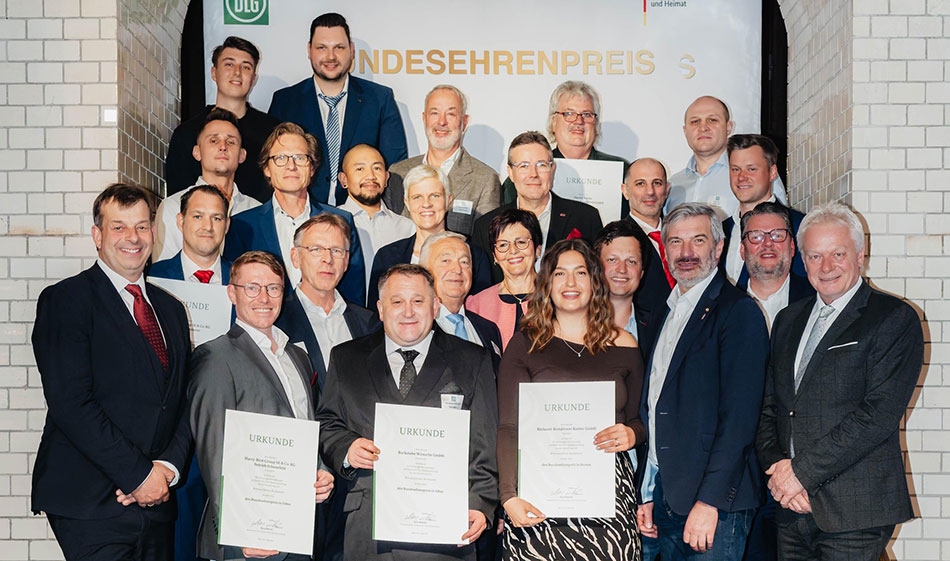 Gemeinsam mit weiteren Unternehmen wurde Kuchenmeister von Bundesernährungsminister Alois Rainer (r.) sowie DLG-Präsident Hubertus Paetow (l.) mit dem Bundesehrenpreis in Gold der deutschen Ernährungswirtschaft ausgezeichnet. Foto: Kuchenmeister