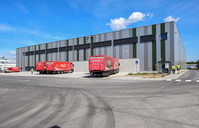 Vom neuen Logistikstandort in Mörfelden-Walldorf beliefert Coca-Cola seit August die Rhein-Main-Metropole mit bis zu 20.000 Kisten Getränke pro Tag. Foto: Uli Deck / Coca-Cola