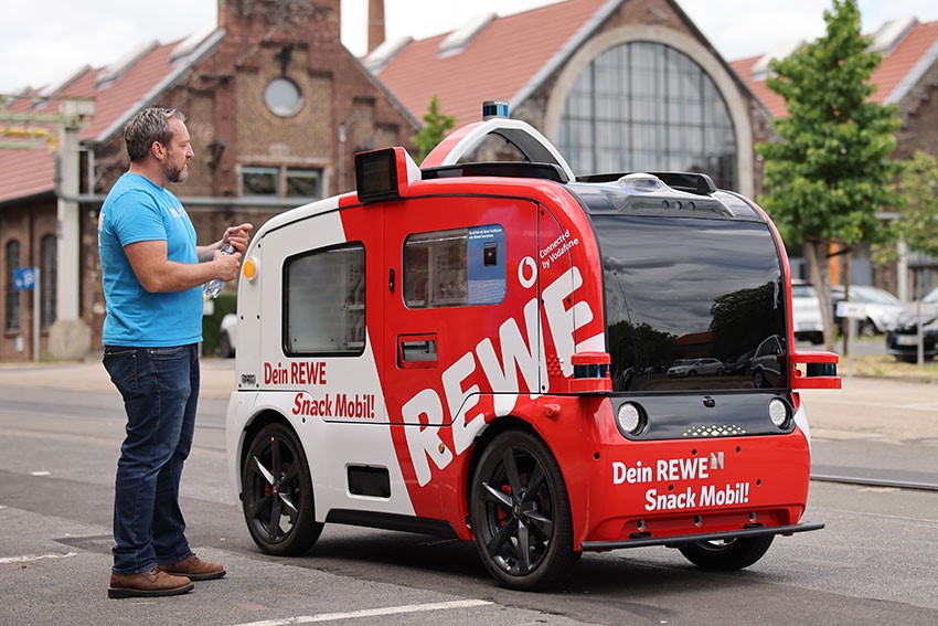 Rewe digital und Vodafone testen in Köln Europas ersten autonom fahrenden Kiosk. Foto: Vodafone