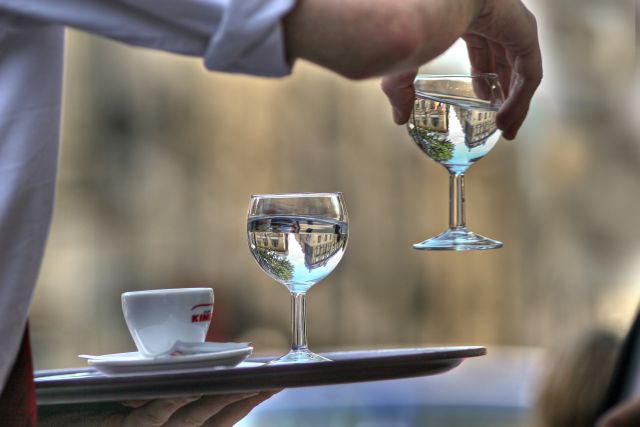 Trotz Kundenwunsch keine Selbstverständlichkeit: Kostenloses Leitungswasser in der deutschen Gastronomie. Foto: Forum Trinkwasser