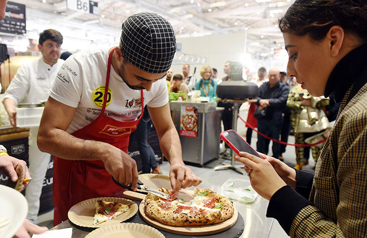 Zu den Wettbewerben auf der Internorga gehört die „Pizza-Experience“, bei der sich alles um die große Kunst der kreativen Pizza und Pizza Art dreht. Foto: Hamburg Messe und Congress / Nicolas Maack