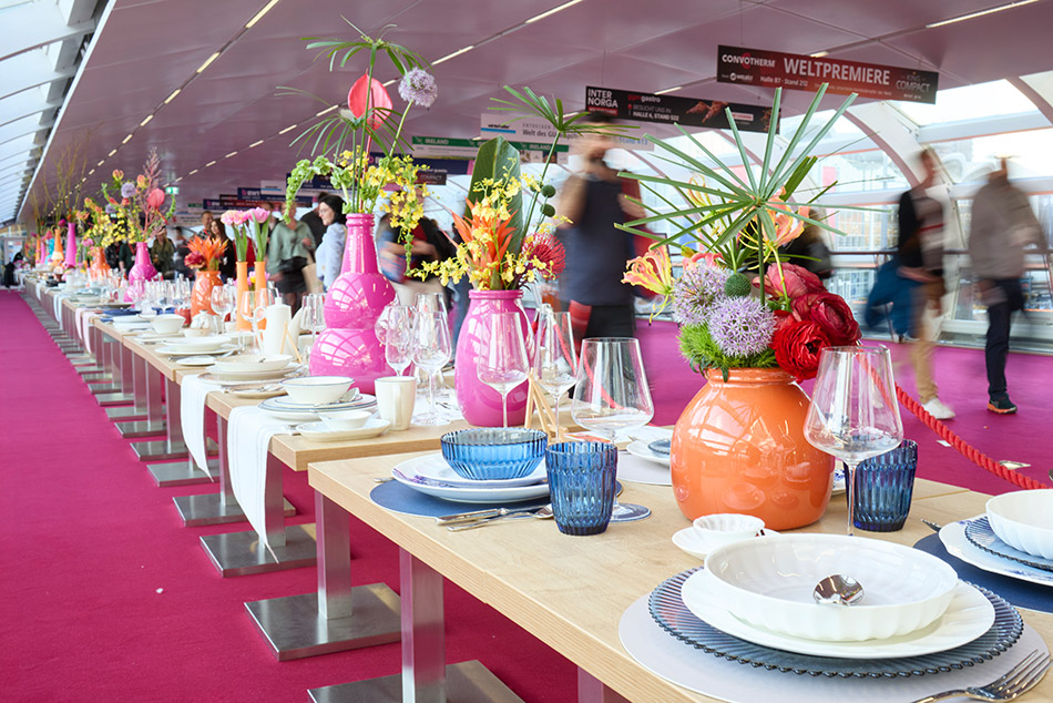 Zu den Messe-Highlights der Internorga zählt unter anderem die 40-Meter lange Skywalk-Tafel zwischen den A- und B-Hallen, auf der Tabletop-Anbieter ihre Arrangements präsentieren. Foto: Messe Hamburg und Kongress