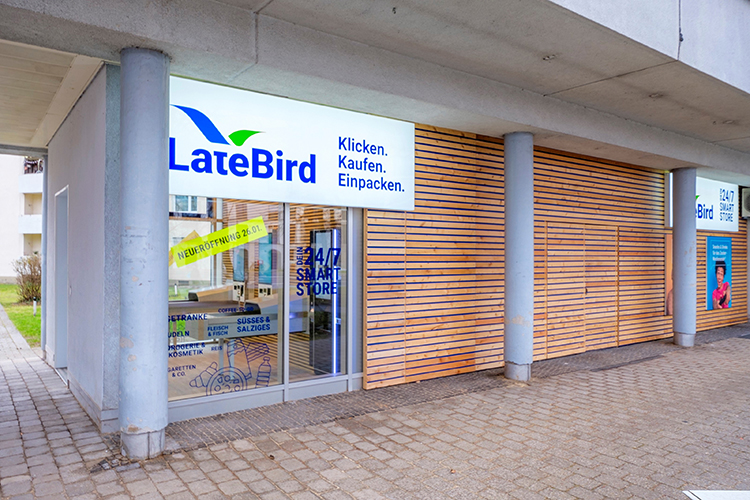 Der autonome Shop von Late-Bird im Münchner Wohnquartier an der Lortzingstraße in Pasing bietet eine Auswahl von rund 650 Produkten, sowohl für den Sofortverzehr als auch für den späteren Gebrauch. Foto: offenblende.de / Schebesta