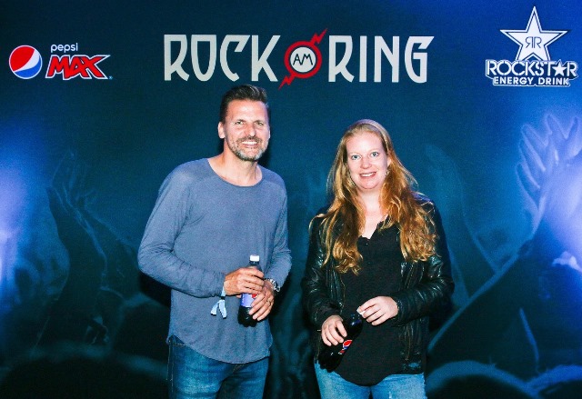 Tom Albold (l.), General Manager D/A/CH bei Pepsico Deutschland, nutzte das Festival Rock am Ring zum Austausch mit Kunden und Geschäftspartner, hier mit Annke Horn, Leiterin Marketing & Sales Support Selecta Deutschland. Foto: Pepsico Deutschland