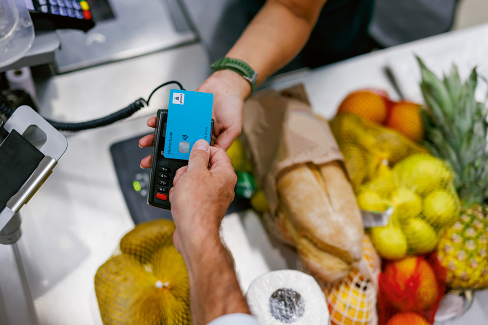 Karte aufhalten, bezahlen und gleichzeitig auch Bonuspunkte sammeln: Eine neue Funktion der Girocard machts möglich. Foto: Eurokartensysteme