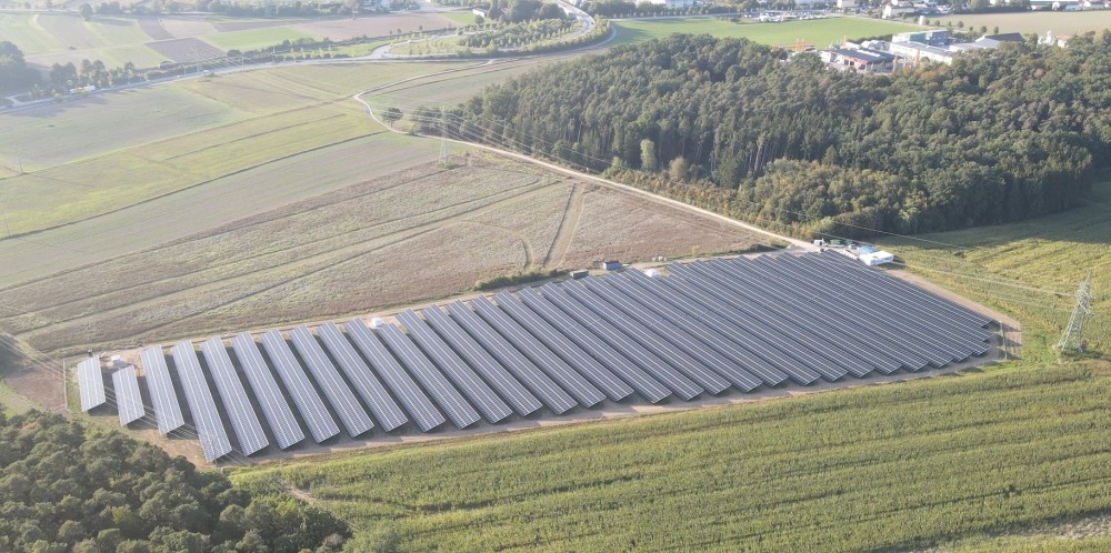 Im bayrischen Wenzenbach hat der Schokoladenhersteller Ritter-Sport einen Solarpark errichtet, der künftig mehr als die Hälfte des Strombedarfs am dortigen Produktionsstandort abdecken wird. Foto: Ritter-Sport
