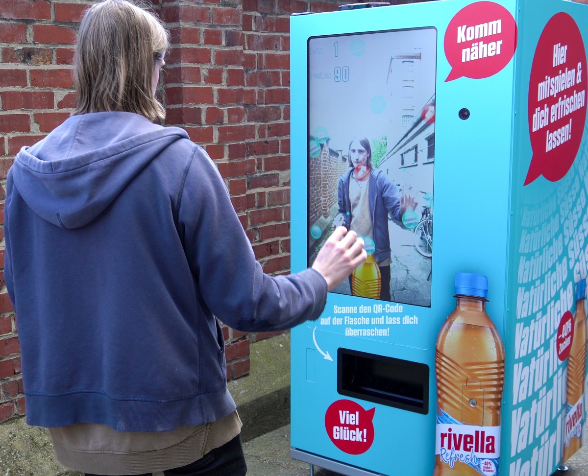 Per Gestensteuerung lassen Verbraucher so viele Luftblasen wie möglich mit einer virtuellen Pinnadel zerplatzen. Anschließend gibt der Automat ein gratis Rivella Refresh aus. Foto: Rivella