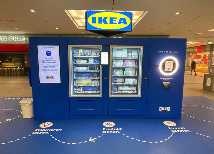 Das Angebot umfasst unter anderem Nackenkissen, Schlafmasken oder auch kleine Snacks. Foto: Inter Ikea Systems 2025
