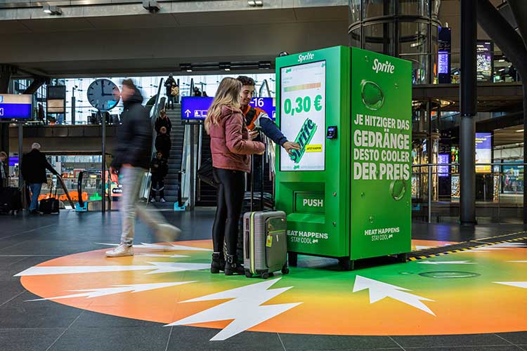Vom 21. bis zum 25. November testet Coca-Cola einen smarten Getränkeautomaten im Erdgeschoss des Berliner Hauptbahnhofs. Bei großem Andrang senkt das Gerät automatisch die Preise für die enthaltenen Sprite-Produkte. Foto: Jens Schlüter/Gero Breloer for The Coca-Cola Company