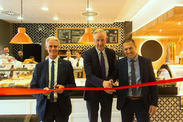 Eröffneten am 1. Juni die neue Cafeteria in der Uniklinik Magdeburg (vl.): Jan Hülsemann, ärztlicher Direktor, Hermann Kanne-Hunfeld, Inhaber Kanne Group und Francesco Barboni, Geschäftsführer Kanne Café. Foto: Compass Group