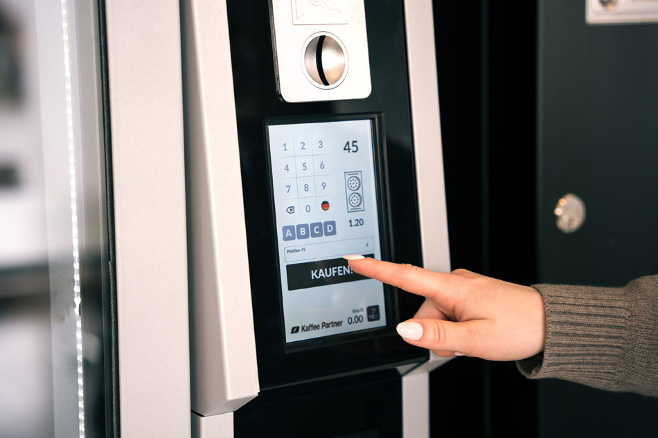 Die Bedienung erfolgt über ein intuitives Touchdisplay. Der Snackautomat unterstützt zudem die Barzahlung sowie bargeldlose Bezahlmöglichkeiten. Foto: Kaffee-Partner