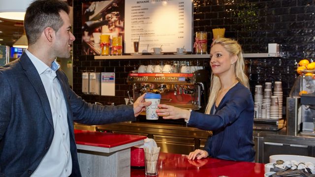 Um den Verbrauch an Einwegbechern nachhaltig zu senken, haben sich die Gastronomen des Franfurter Flughafens zusammengeschlossen und fördern mit einem Preisnachlass die Nutzung von Mehrweg-Bechern. Foto: Flughafen Frankfurt