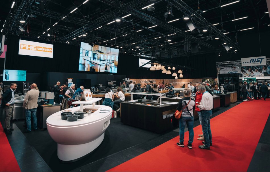 Die Veranstalter der Fachmesse „Alles für den Gast“ blicken bereits auf die nächste Veranstaltung im November und möchten dabei die Balance zwischen Gastlichkeit und Künstlicher Intelligenz (KI) in den Mittelpunkt stellen. Foto: FRB Media / Messe Salzburg