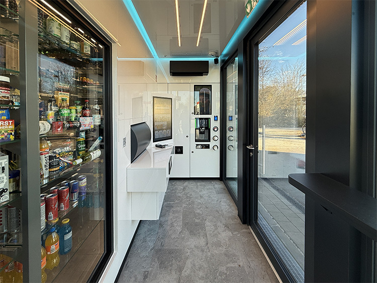 Bestellt und bezahlt wird am zentralen Terminal. Die Robotertechnologie gibt die Produkte im Anschluss aus. Eine Kaffeemaschine im Innern ergänzt das Konzept. Foto: BK World Holding