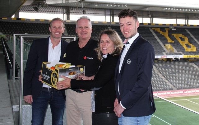 Präsentieren die neue YB-Früchtebox (v.l.): Roman Grünig, Leiter Sales und Sponsoring BSC Young Boys, Thomas Nussbaumer, Managing Director Selecta DACH, Patrizia von Gunten, Head of Communication Selecta CH und Sebastian Helbig, Project Manager Sponsoring BSC Young Boys.