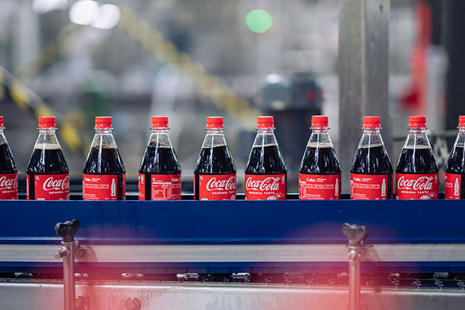 Durch die Modernisierung einer alten Coca-Cola-PET-Mehrweglinie in Bad Neuenahr können ab 2024 bis zu 36.000 Flaschen pro Stunde abgefüllt werden. Foto: Coca-Cola / Adrian Müller