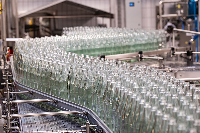 Investitionen in Mehrweg: Von 2020 bis 2022 investierte CCEP DE in Deutschland 130 Millionen Euro in die Mehrwegabfüllung. In Zukunft soll die Mehrweg-Gebinde-Range erweitert werden. Foto: Coca-Cola / Uli Deck