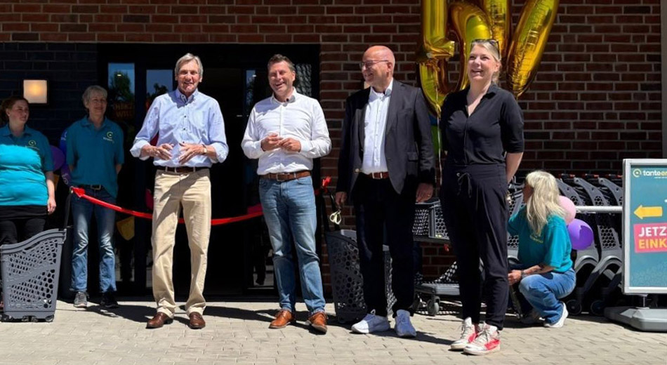 Eröffneten Ende Mai den Tante-Enso-Standort in Langen (v.l.): Bürgermeister Franz Uhlenberg (l.) und seine Stellvertreterin Simone Remke, sowie Tante-Enso-CEO Norbert Hegmann (2.v.l.) und Retail-Experte Stephan Rüschen. Foto: Tante Enso