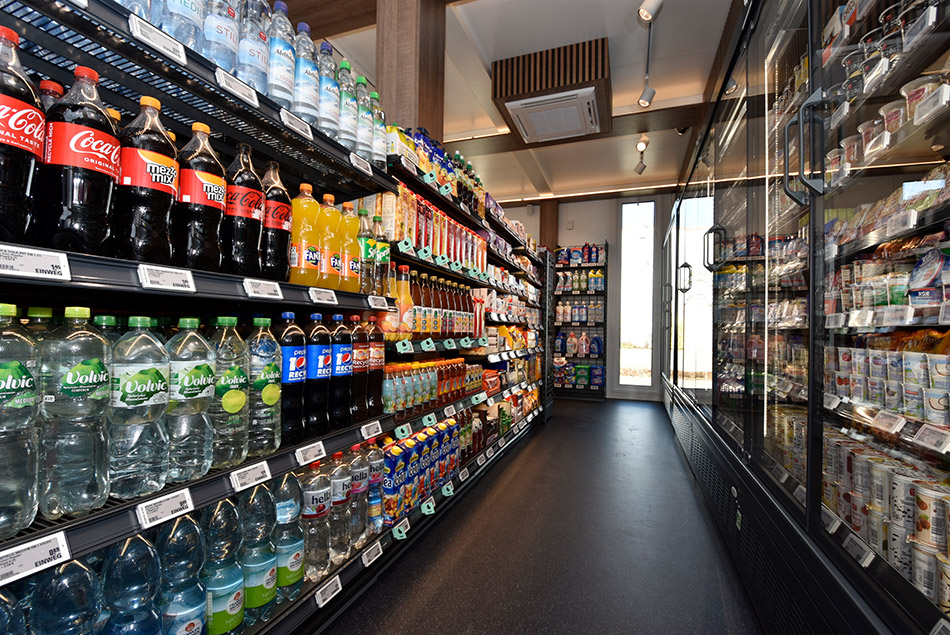 Im Walk-in Store werden rund 700 Artikel für den täglichen Bedarf angeboten.