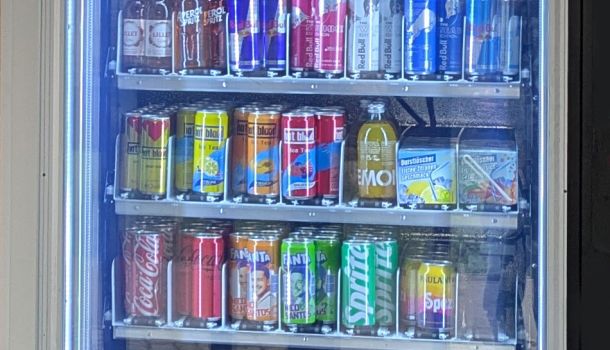 Ein Automat ist mit zuckerhaltigen Getränken unterschiedlicher Marken gefüllt.