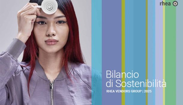 Eine Frau mit langen schwarz-roten Haaren, Nasenring und lilafarbenen Blouson hält eine Espressotasse vor ihrer Stirn. Bilancio di Sostenibilita Rhea Vendors Group 2025