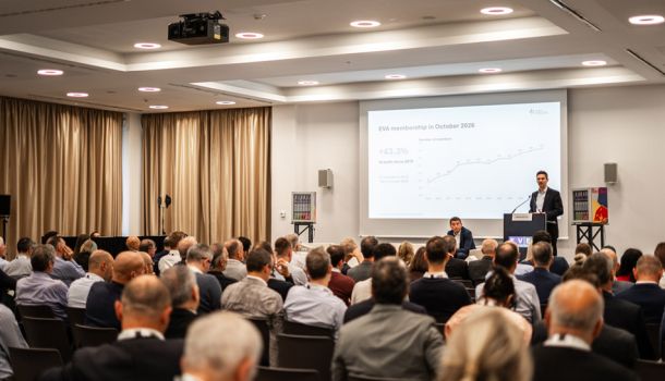 Zwei Vertreter des Verbands EVA stehen auf einer Bühne in einem voll besetzten Konferenzsaal.