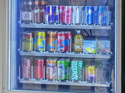 Ein Automat ist mit zuckerhaltigen Getränken unterschiedlicher Marken gefüllt.