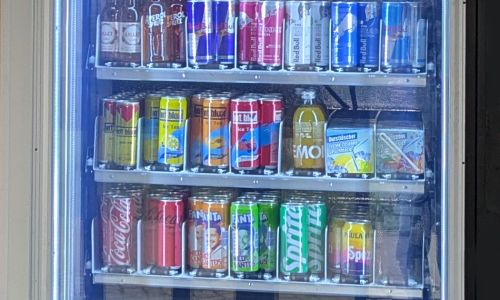 Ein Automat ist mit zuckerhaltigen Getränken unterschiedlicher Marken gefüllt.