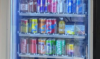 Ein Automat ist mit zuckerhaltigen Getränken unterschiedlicher Marken gefüllt.